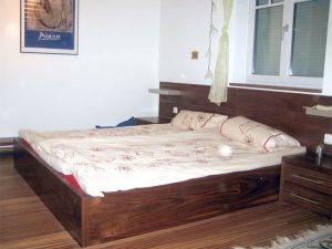 Doppelbett mit Nachkästchen