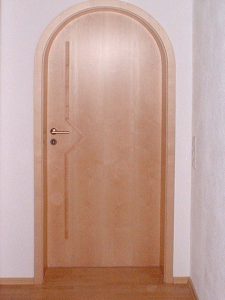 runde Holztür mit Intarsie rund