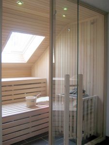 Sauna mit Glastüre und Fenster