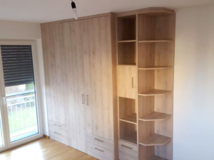 Schrank mit Regalfächern